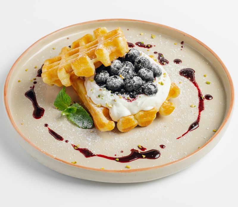 Бельгийские вафли с черничным соусом