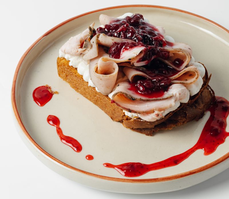 Бриошь с соусом блю-чиз и пастрами из индейки